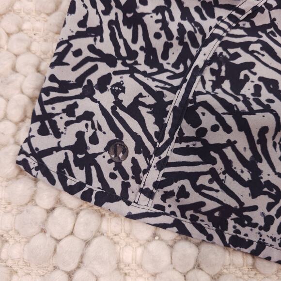 Lululemon Tracker Short III *4-way Stretch Brushed Animal White Black Sz 8 - Picture 3 of 5